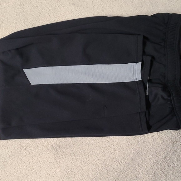 Under armour boys pants - Picture 2 of 3